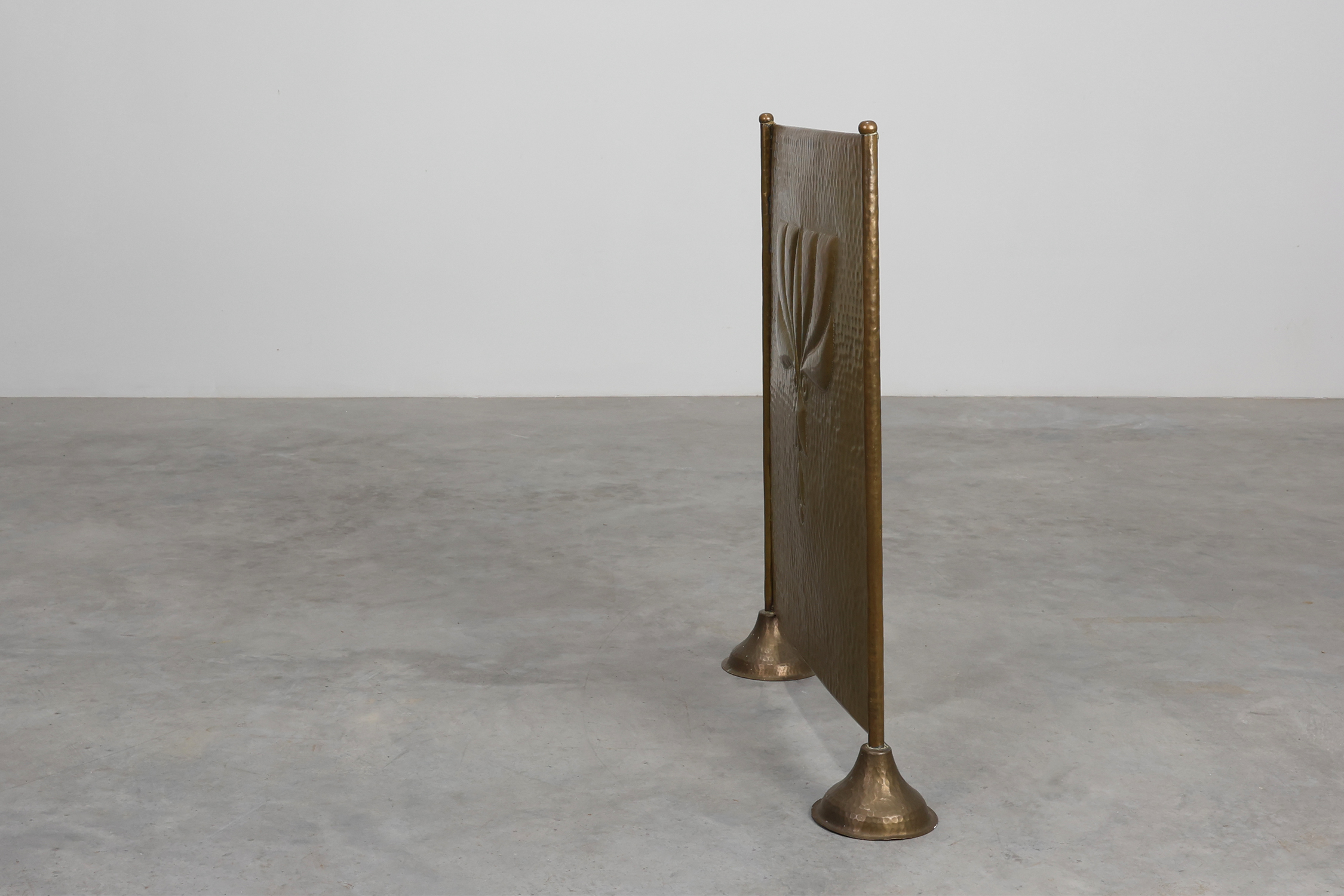 Elegant Art Deco hammered Copper Fireplace Screen, France 1920sthumbnail